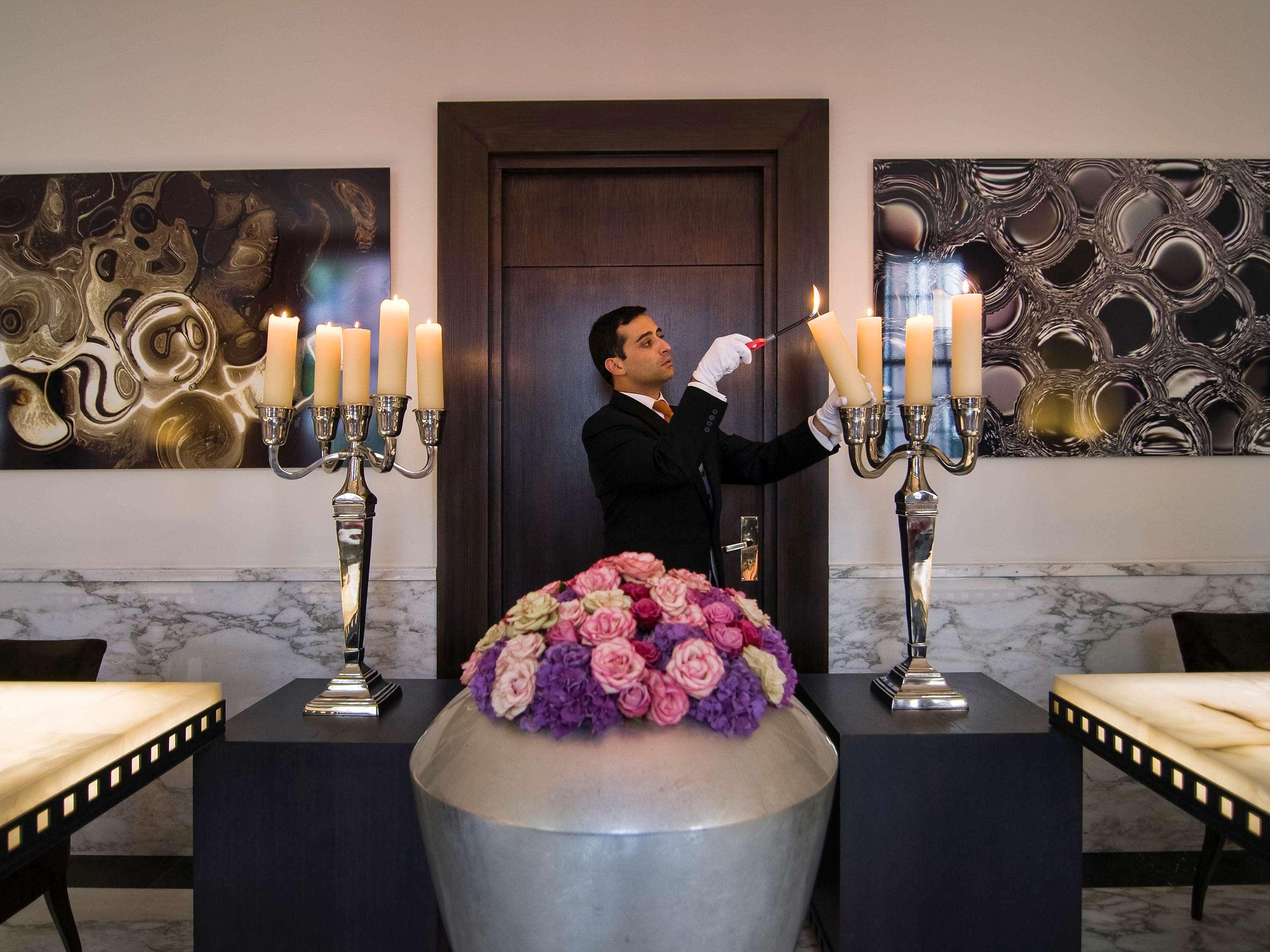 فندق سوفيتيل ليجند ذا غراند أمستردام المظهر الخارجي الصورة A doorman at the Four Seasons Hotel in London