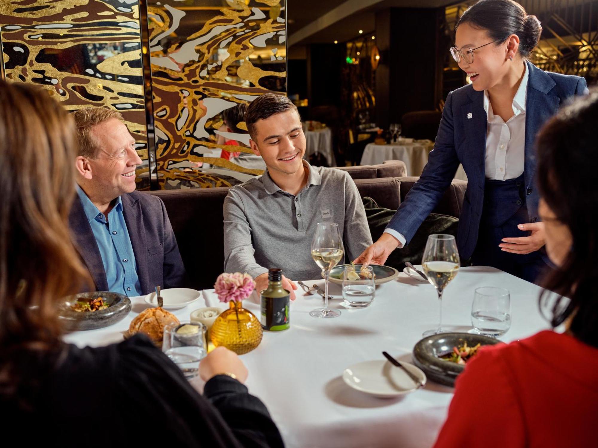 فندق سوفيتيل ليجند ذا غراند أمستردام المظهر الخارجي الصورة A restaurant hostess