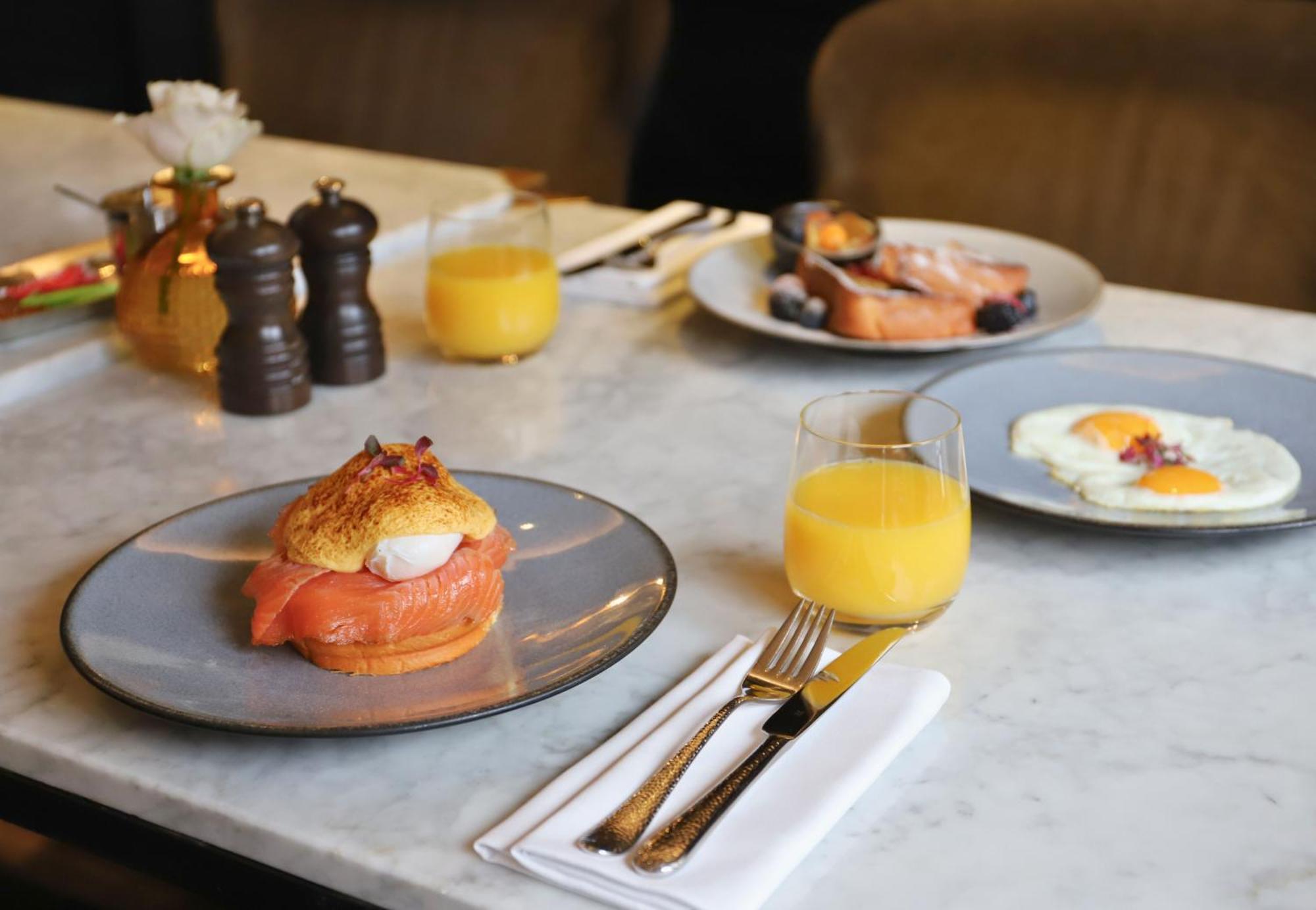 فندق سوفيتيل ليجند ذا غراند أمستردام المظهر الخارجي الصورة Breakfast at the hotel