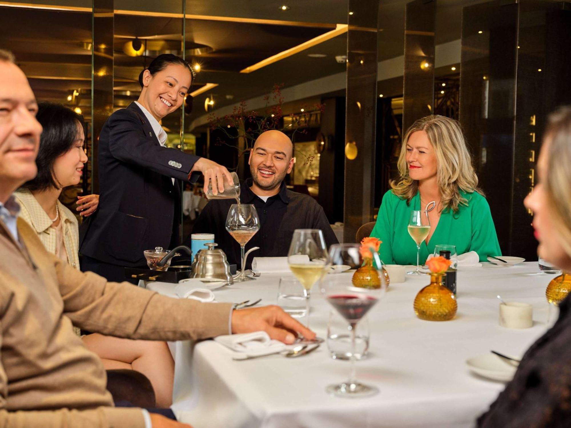 فندق سوفيتيل ليجند ذا غراند أمستردام المظهر الخارجي الصورة A wine steward serves wine at a restaurant