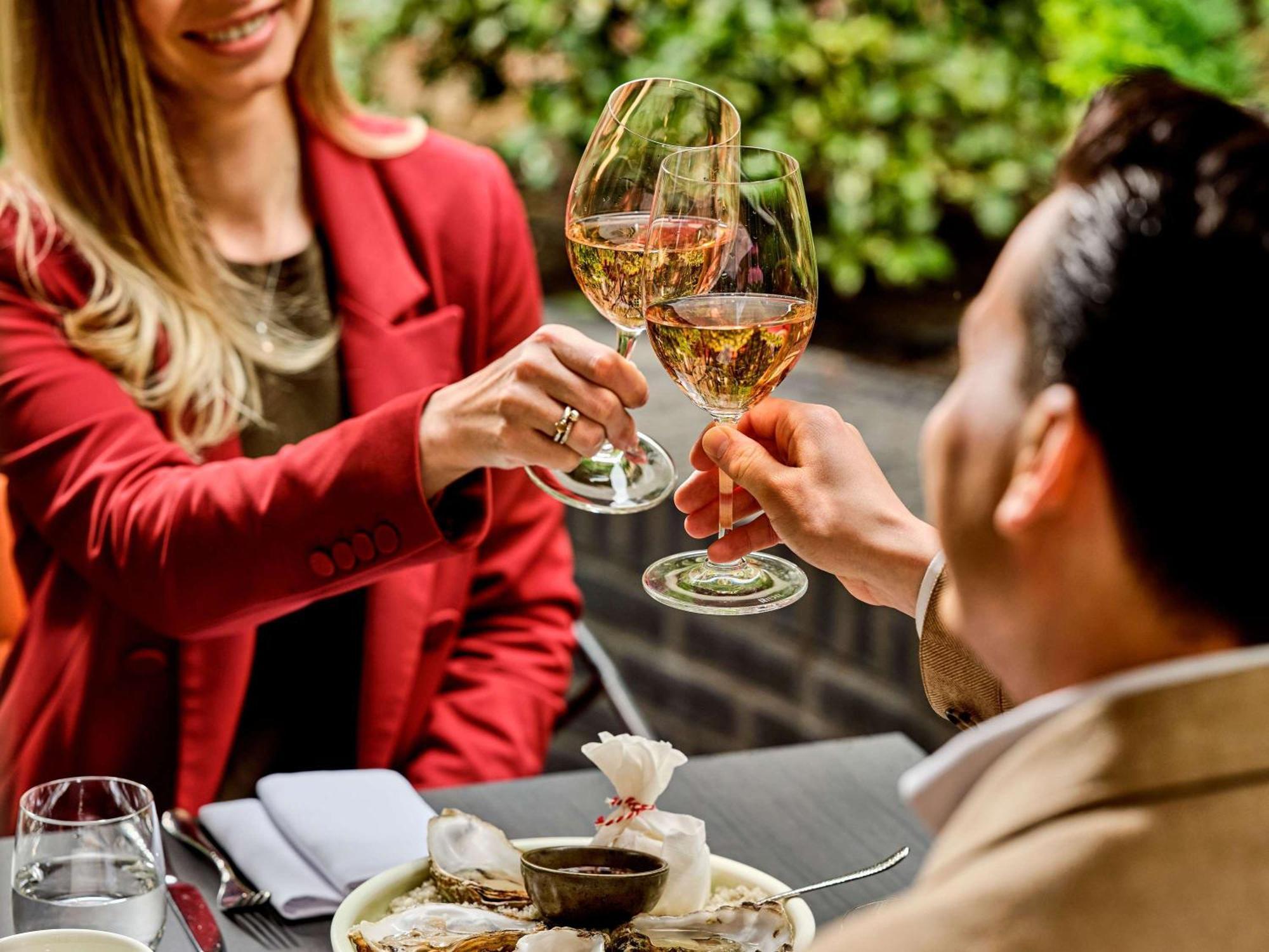 فندق سوفيتيل ليجند ذا غراند أمستردام المظهر الخارجي الصورة A toast with Champagne