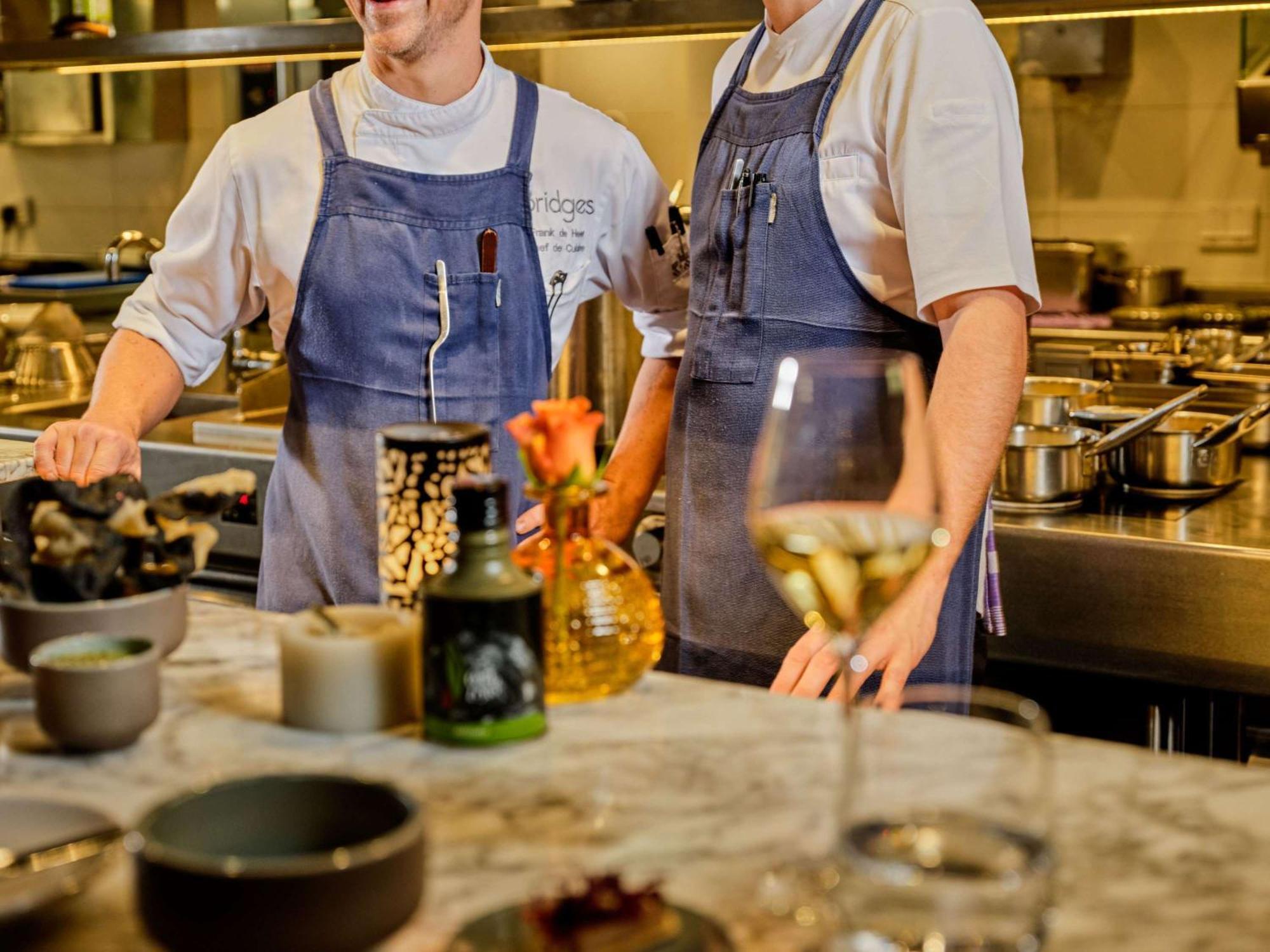 فندق سوفيتيل ليجند ذا غراند أمستردام المظهر الخارجي الصورة Two chefs in a restaurant kitchen